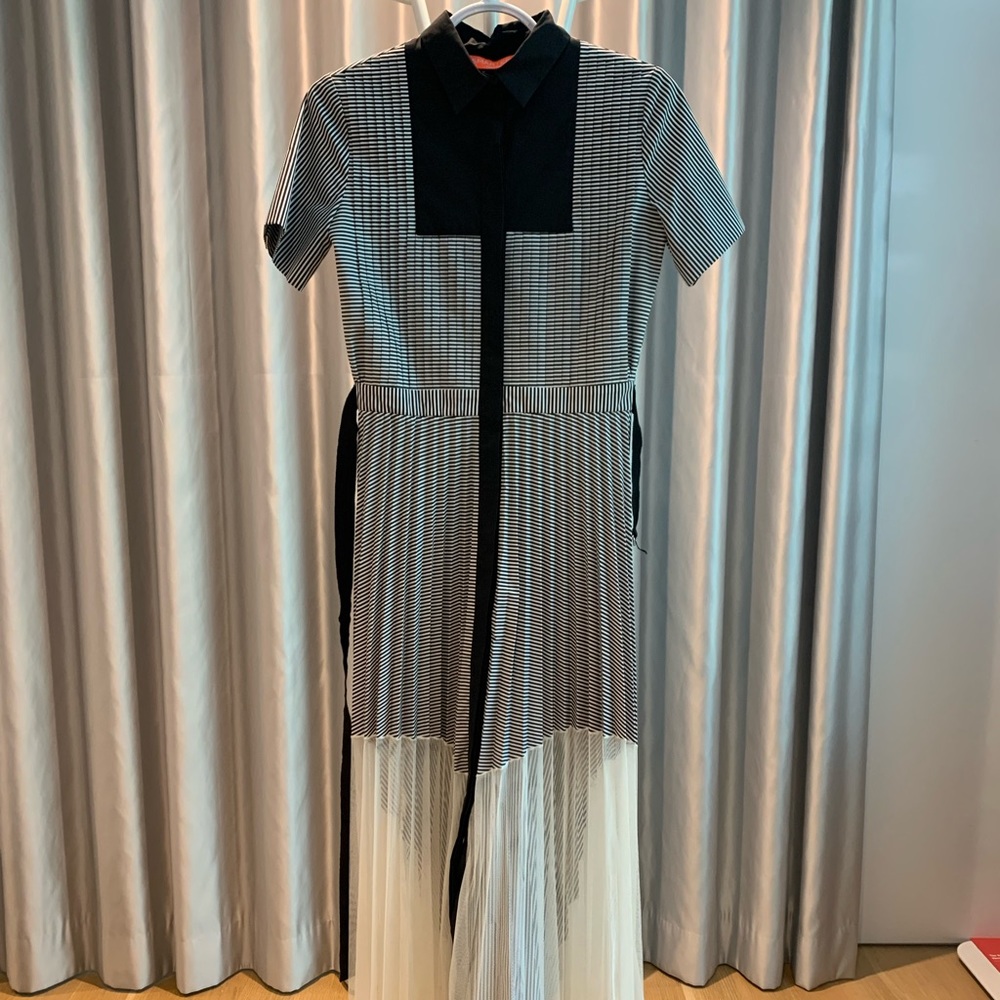 Gorgeous midi dress with pleating details.